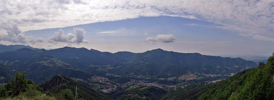 Vista panoramica dall'alto della linea tagliafuoco sul 'Pizzo' (921 m)sottostante e la conca di Zogno con le sue frazioni e i suoi monti